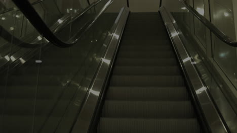 animación del procesamiento de datos sobre escaleras móviles