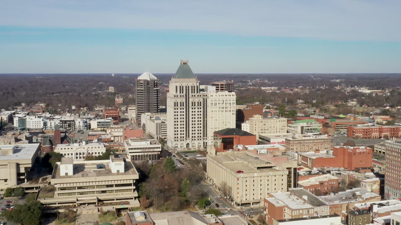 그린즈버러, 노스캐롤라이나 도심 건물 스카이라인, 드론 영상이 위로 이동