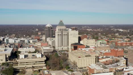 horizonte de edificios del centro de carolina del norte, greensboro, con video de drones subiendo