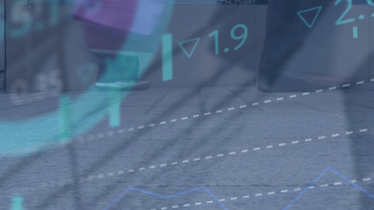 animación del procesamiento de datos del mercado de valores contra la sección baja de personas que caminan por la calle.