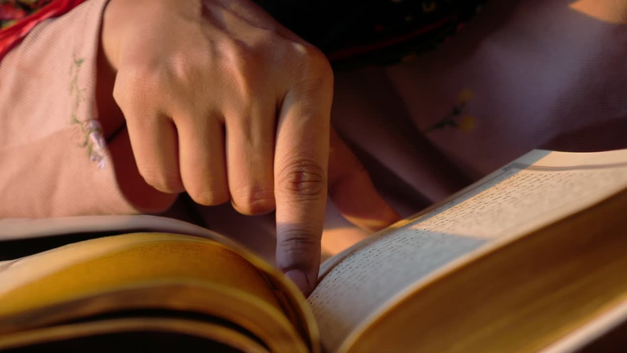 persona que lee el corán