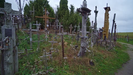 pov disparado mientras caminaba por un camino a través de la colina de las cruces o kryziu kalnas en lituania, famoso sitio religioso de peregrinación católica, durante la noche