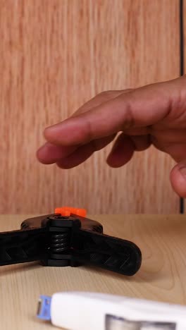 mano mueve objetos en un escritorio de madera