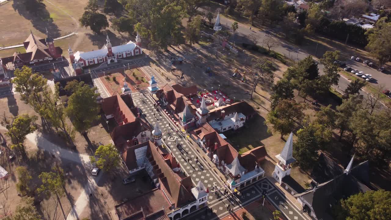 amplia vista aérea del viejo parque temático república de niños abandonados o república de los niños en la plata en buenos aires, argentina
