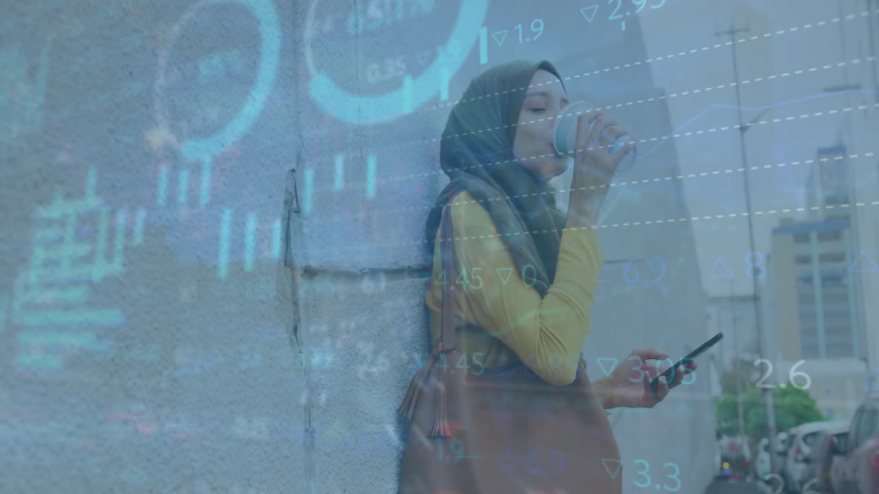 animación del procesamiento de datos sobre una mujer biracial usando un teléfono inteligente