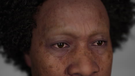 retrato de un anciano maorí en la oscuridad