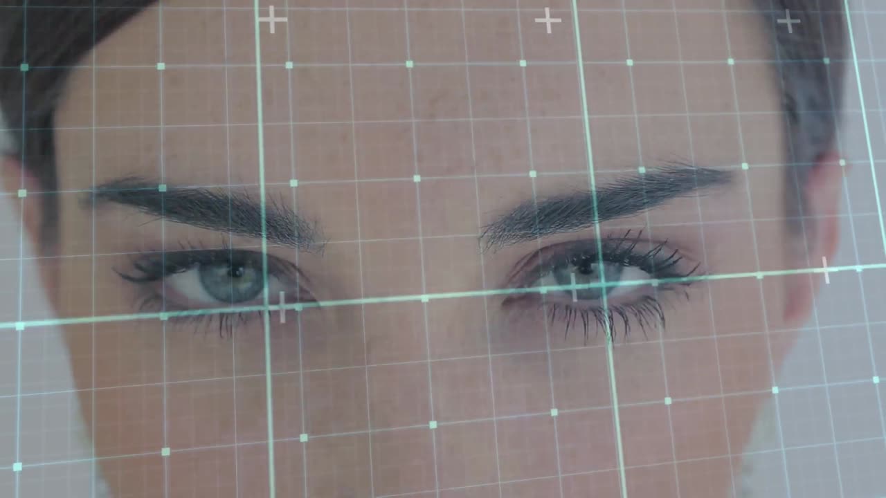 백인 여성의 눈 위에 디지털 화면의 애니메이션