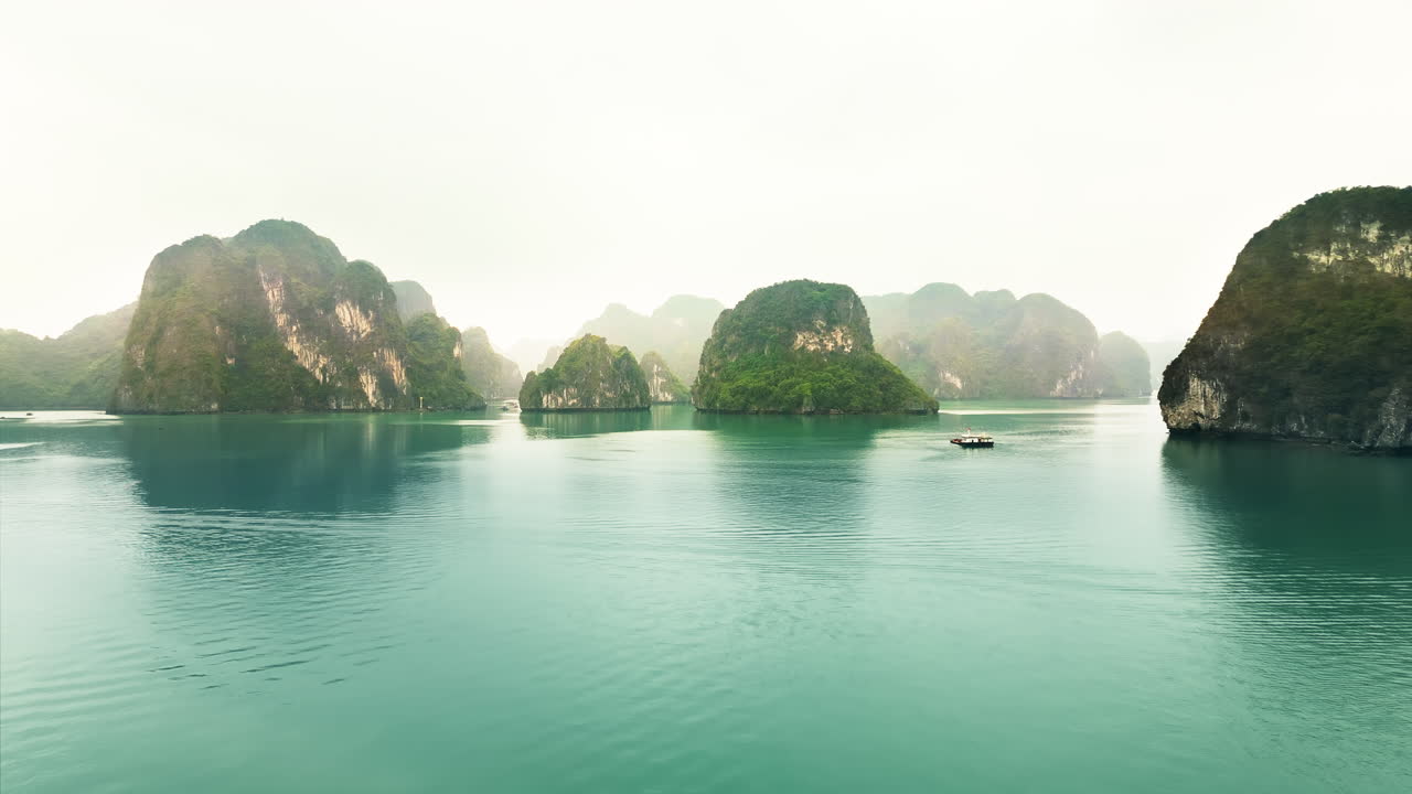 ha long bay en vietnam envuelta en la niebla