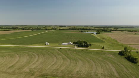 Toma-Cinematográfica-De-Establecimiento-De-Una-Casa-Rural-En-Una-Gran-Granja-Y-Tierras-De-Cultivo