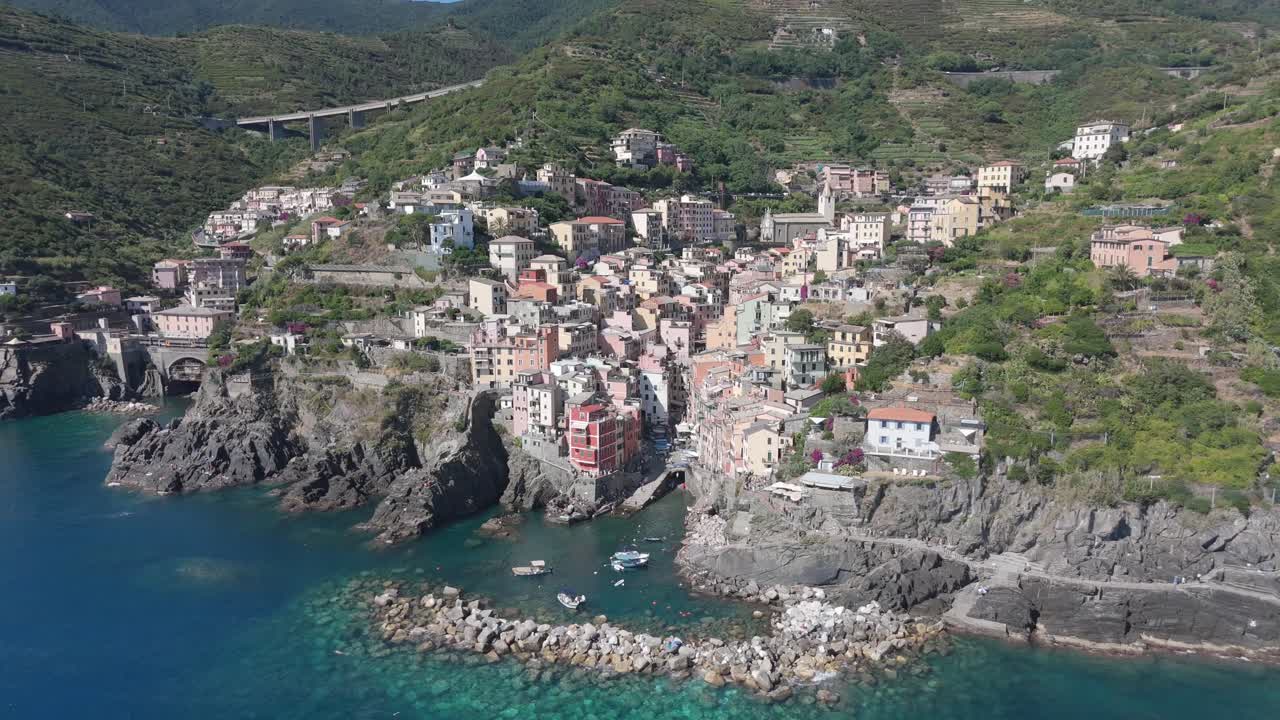Abitazioni raggruppate a Riomaggiore, Cinque Terre, Italia, ripresa con drone