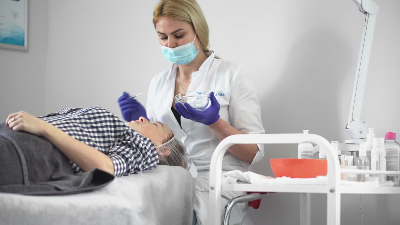 cosmetólogo suaviza las arrugas con microcorrientes. procedimiento de hardware en cosmetología. peeling, fonoforesis, masaje y lifting facial en una clínica de belleza.