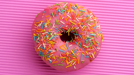 el donut glazado de primer plano.