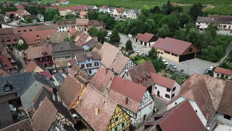 un metraje panorámico estacionario a la derecha mientras revela los techos de las casas, los caminos, los pastizales y todo el pueblo