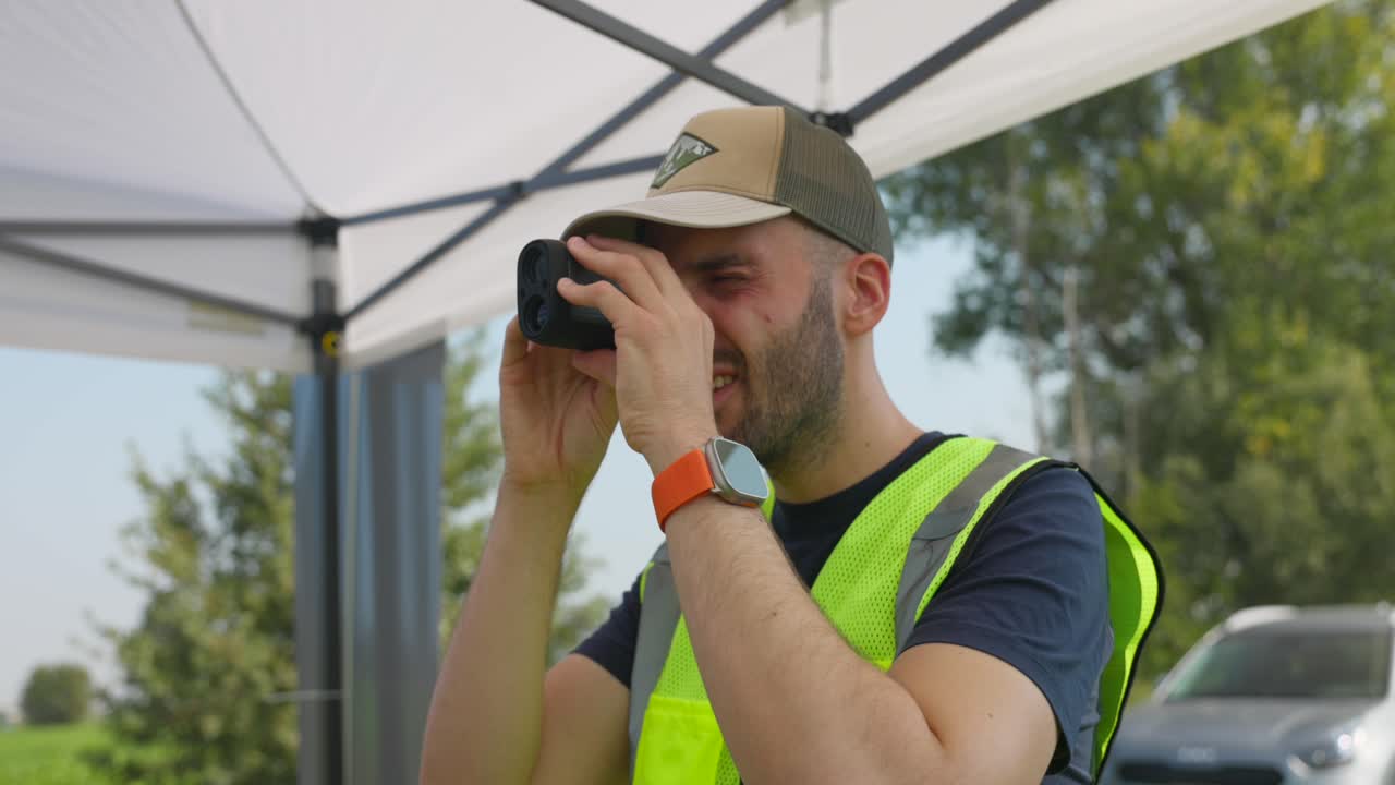 maestro de drones usando un telescopio de observación en el taller