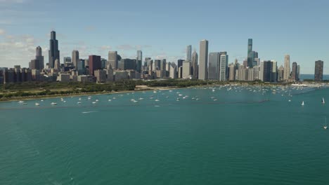 horizonte de chicago el día de verano, vista aérea e icónica durante el día