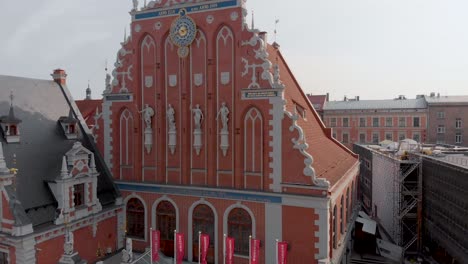 riga, lettonia - casa della chiesa europea della torre dei punti neri