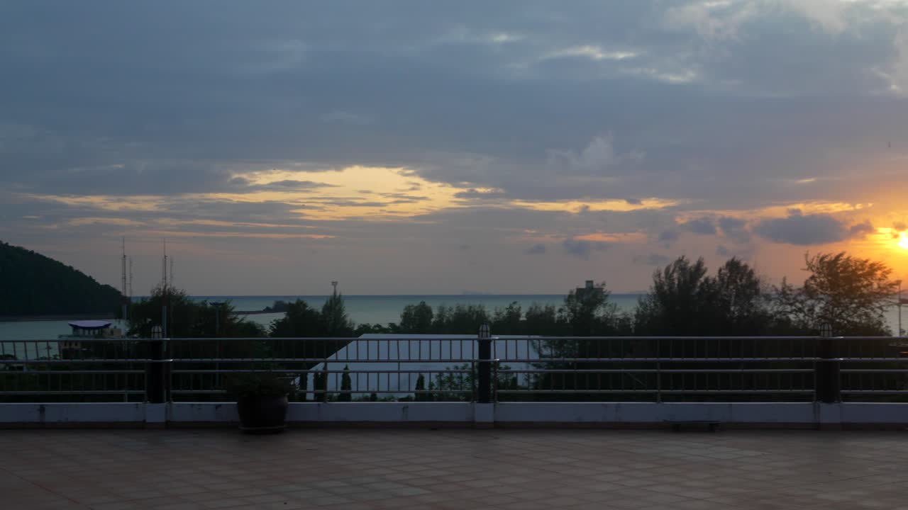 푸켓 태국 케이프 판와에서 일출 부처님 동상 패닝 샷