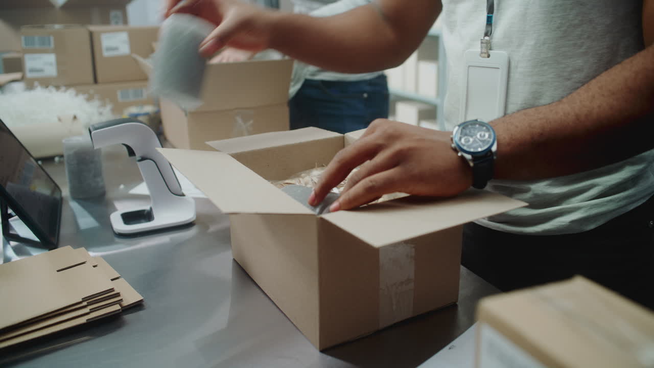 envasado de equipos de productos en el almacén