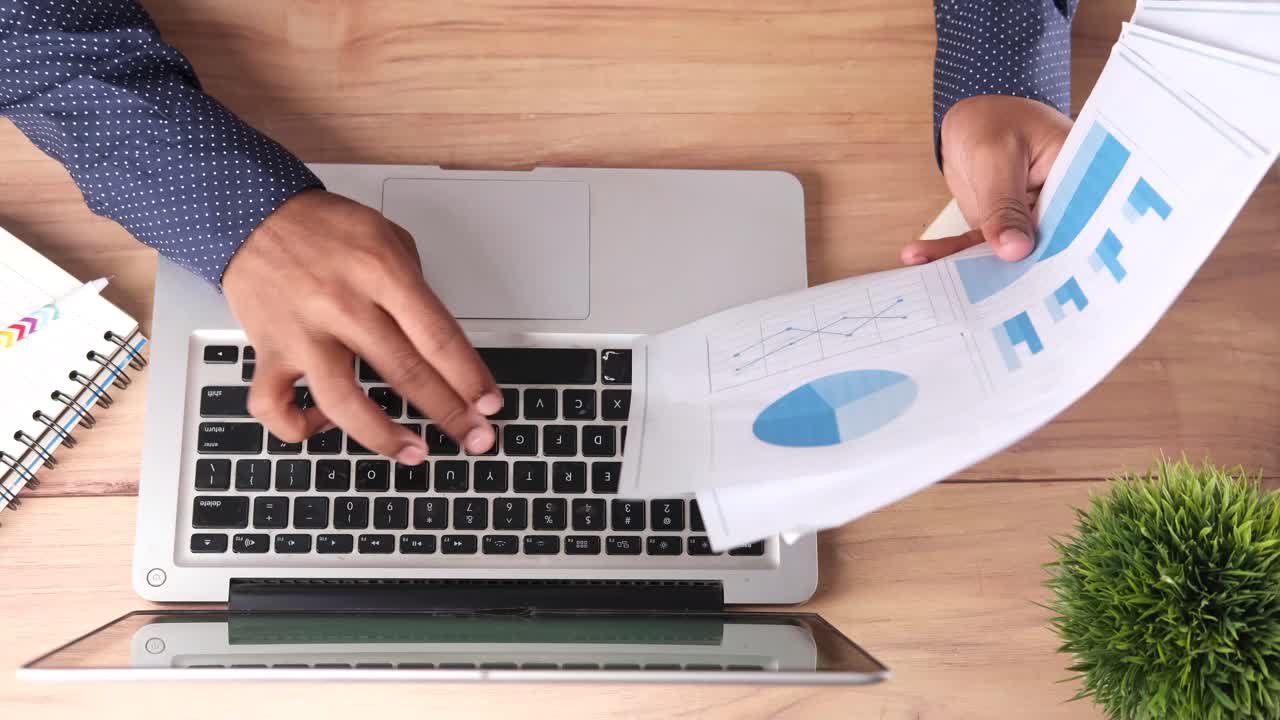 persona de negocios trabajando en una computadora portátil con gráficos