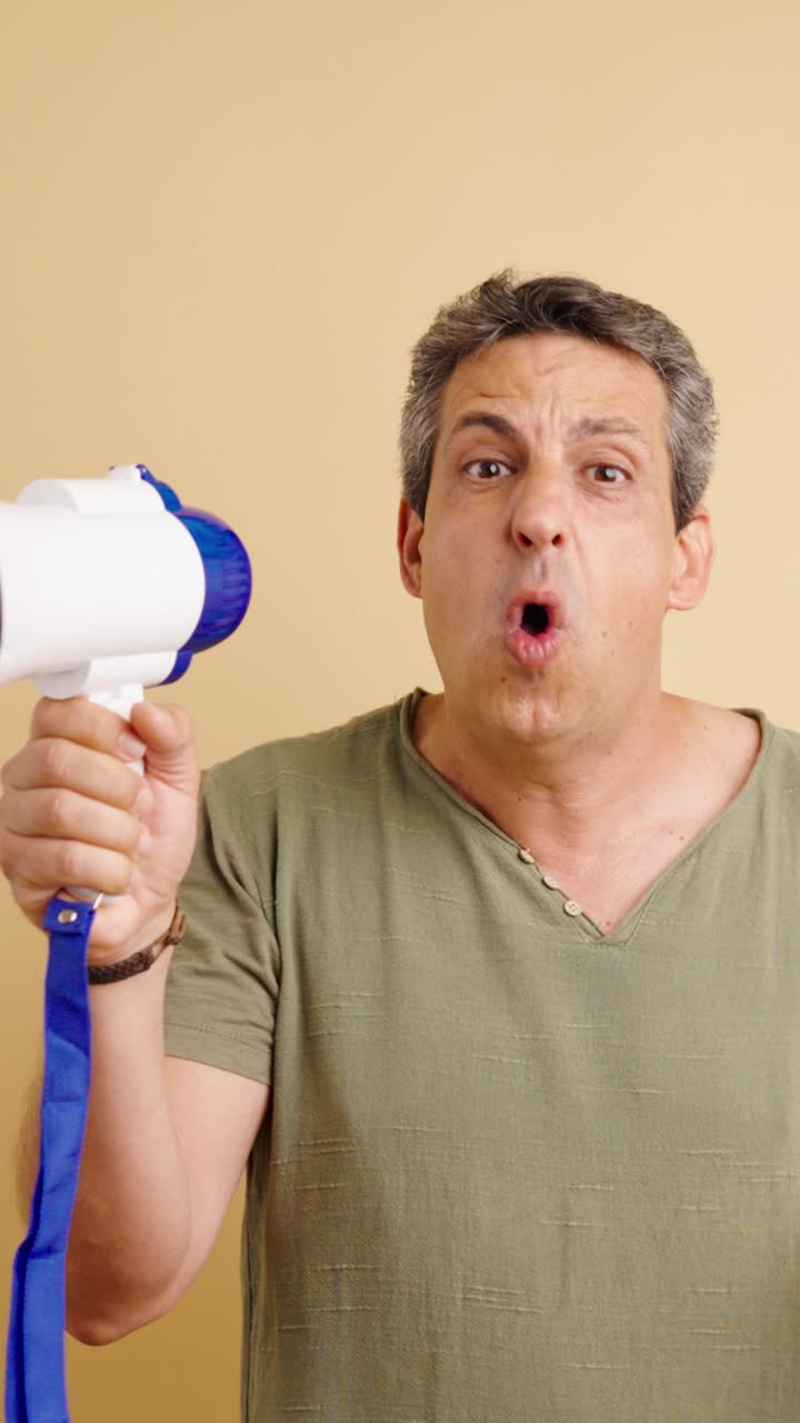 확성기를 가진 남자