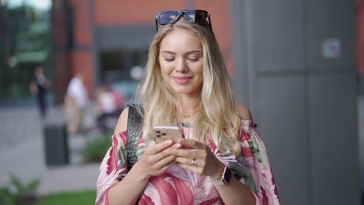 Donna che utilizza uno smartphone all'aperto