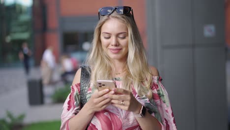 mujer usando un teléfono inteligente al aire libre