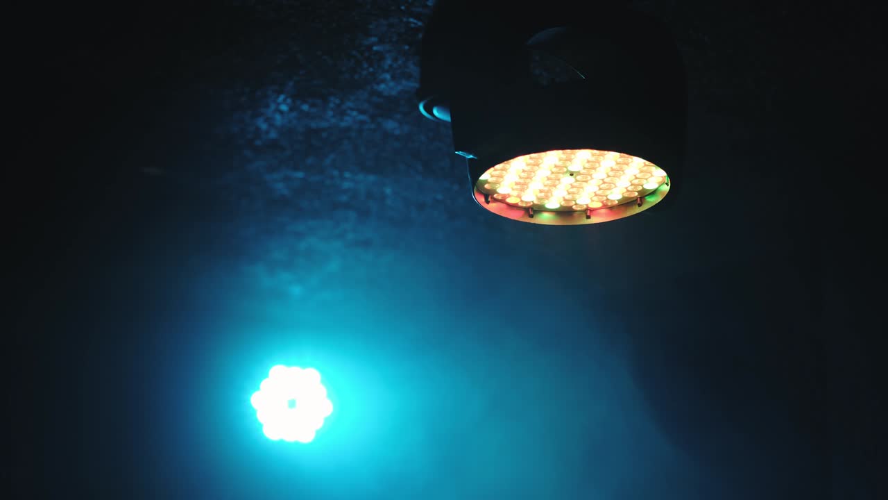 escenario colorida fiesta luz con humo en el club nocturno