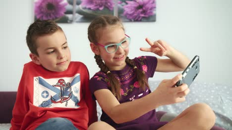 niños adolescentes tomando selfies móviles. niños alegres haciendo selfies en casa