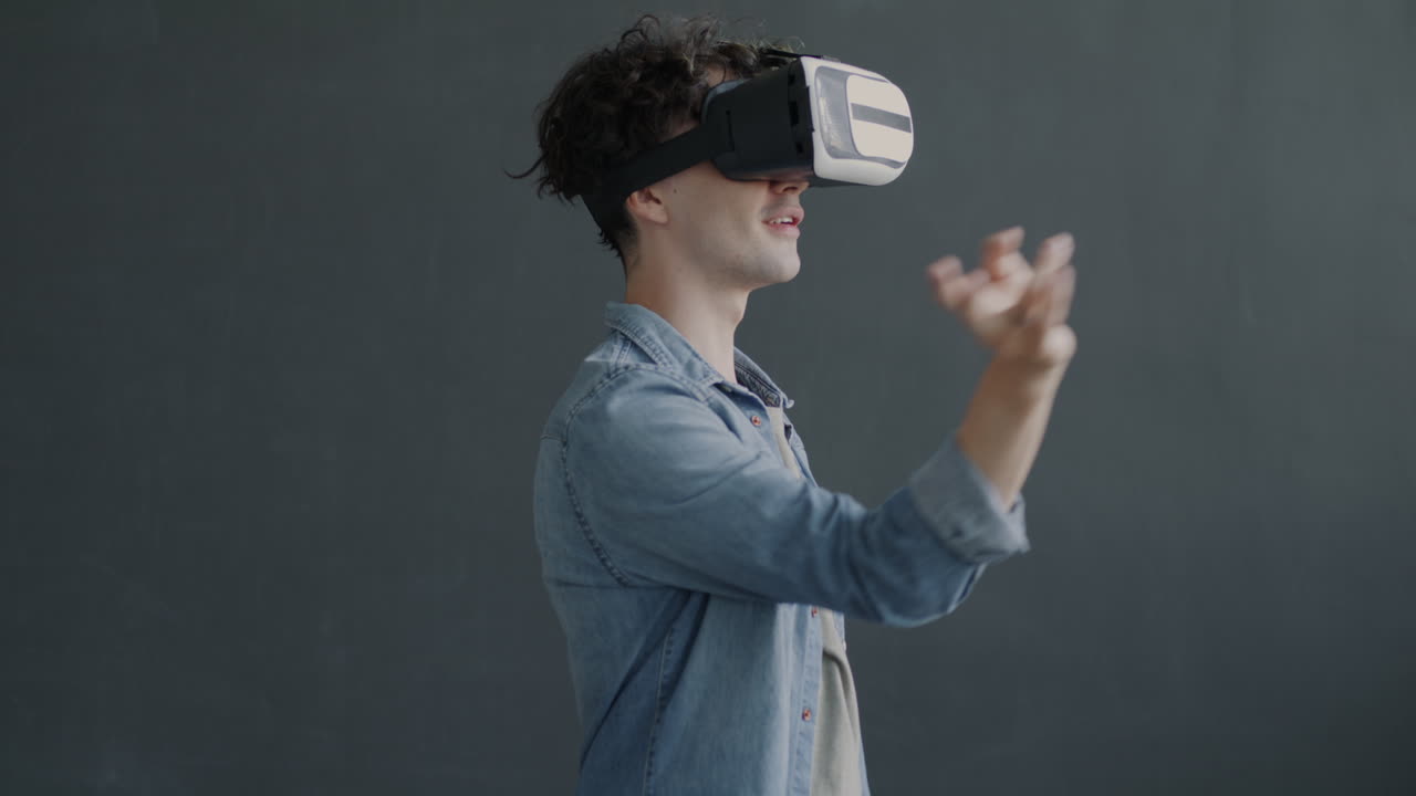 uomo che usa l'auricolare vr