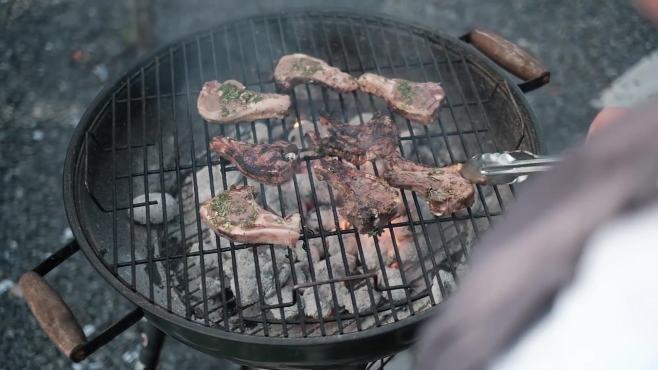 Costolette d'agnello alla griglia su fuoco aperto su un barbecue