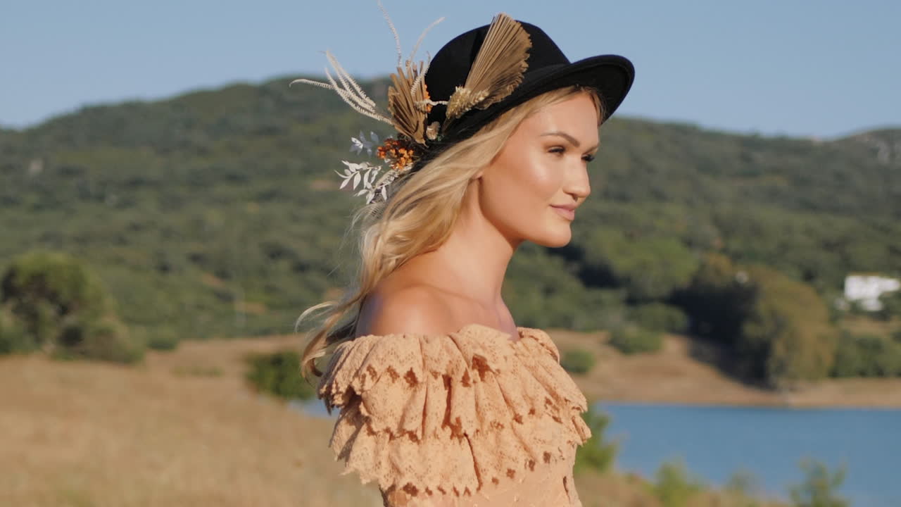 여름날 포즈를 취한 젊은 아름다운 금발의 매력적인 모델 - 와이드 샷