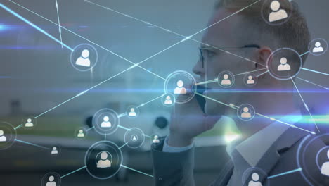 animación del procesamiento de datos con iconos sobre un hombre de negocios caucásico hablando en un teléfono inteligente