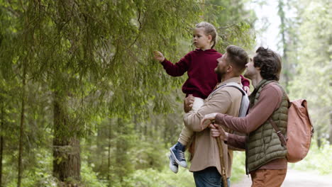 familia disfrutando de la naturaleza