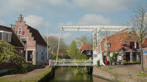 Charmantes-Edam:-Sonniger-Tag-Mit-Kanälen-Und-Historischen-Gebäuden-In-Den-Niederlanden