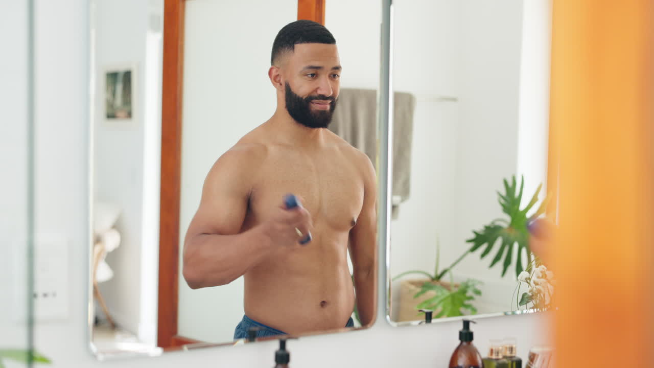 욕실 에서 디오도란트 와 피부 관리 를 하는 남자