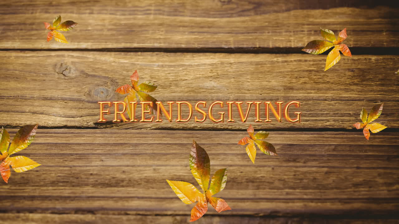 Animation af tekst med 'friendsgiving' over efterårsblade på træplader