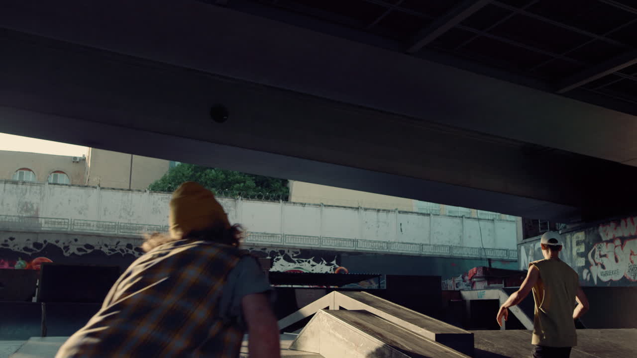 스케이트 파크 에서 함께 타고 있는 활동적 인 사람 들. 운동적 인 십대 들 이 연습