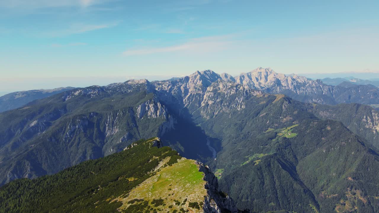 velika raduha es un impresionante pico montañoso en los alpes kamnik-savinja de eslovenia, que se eleva a una altitud de 2.031 metros