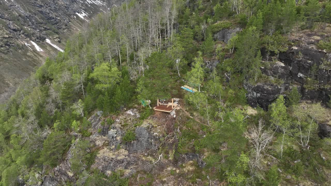 pequeño mirador casero hecho en la ladera de la montaña de hellesylt noruega