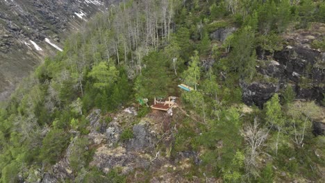 Pequeño-Mirador-Casero-Hecho-En-La-Ladera-De-La-Montaña-De-Hellesylt-Noruega