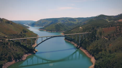 Valle-Del-Río-Zezere-En-El-Centro-De-Portugal-Puente-Tiro-De-Drone-Medio