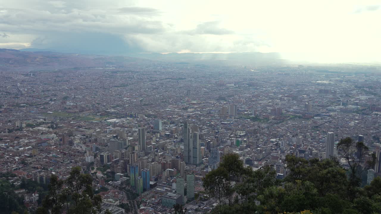 Panoramiczny widok na Bogotę z Monserrate, andyjskiej stolicy z wieżami i gęstą zabudową dzielnic pod chmurami