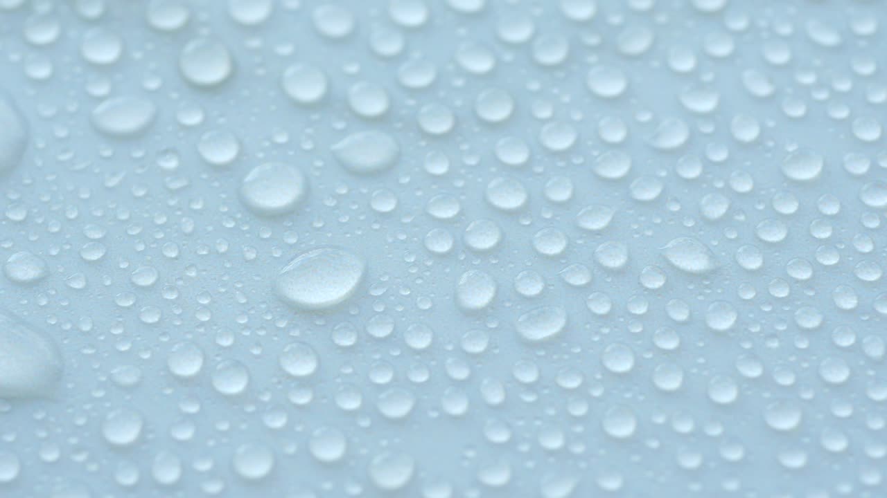 gotas de agua en una superficie