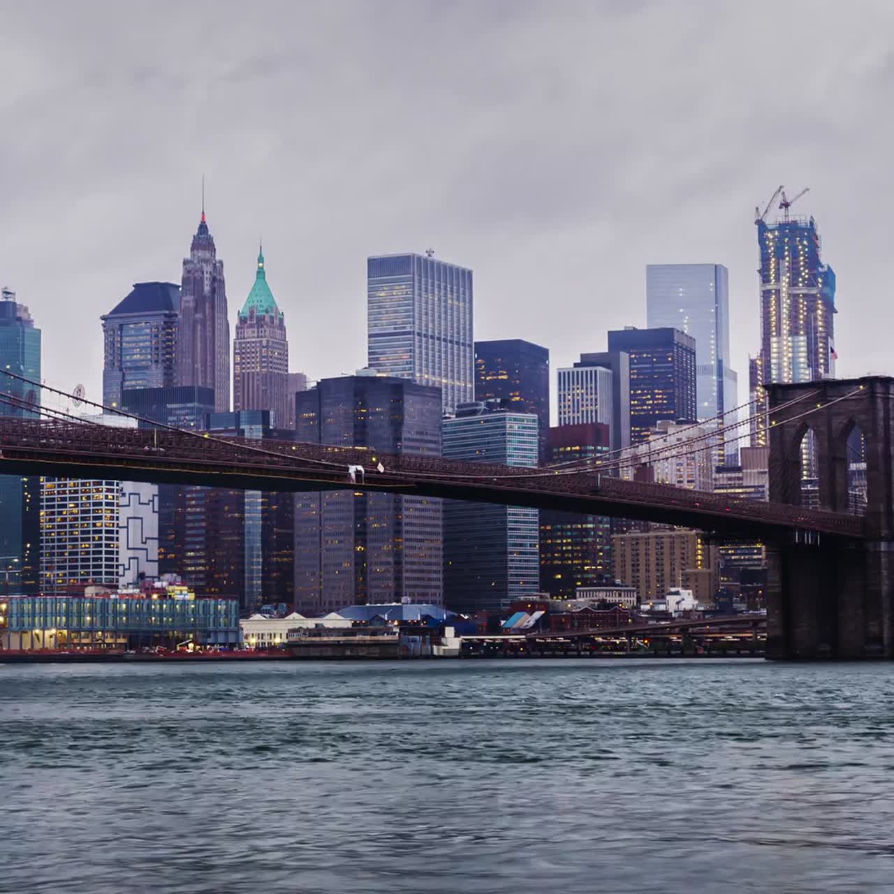 Timelapse dal giorno alla notte di Manhattan piovosa e del Ponte di Brooklyn