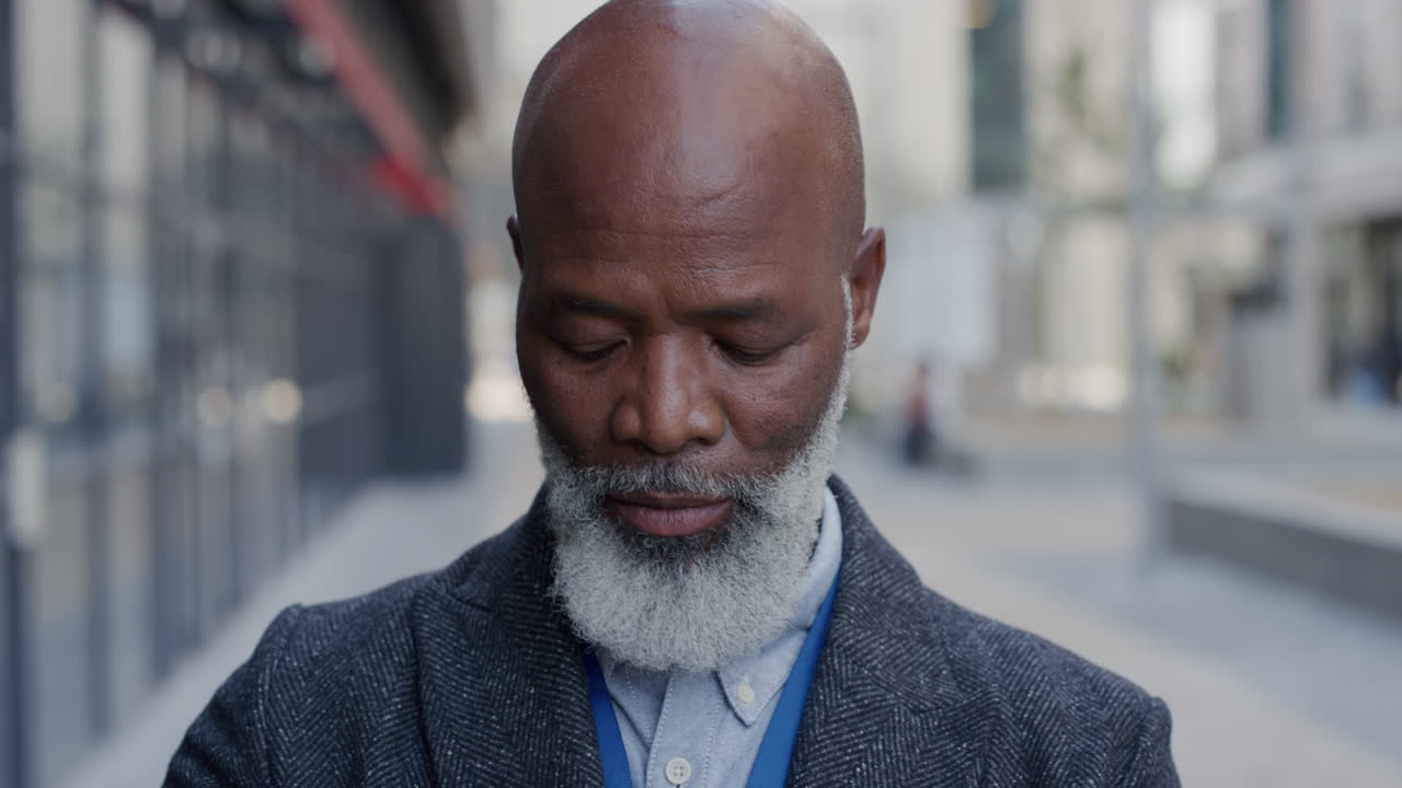 retrato exitoso maduro hombre de negocios afroamericano en la ciudad disfrutando del estilo de vida urbano profesional hombre negro anciano viajero en cámara lenta