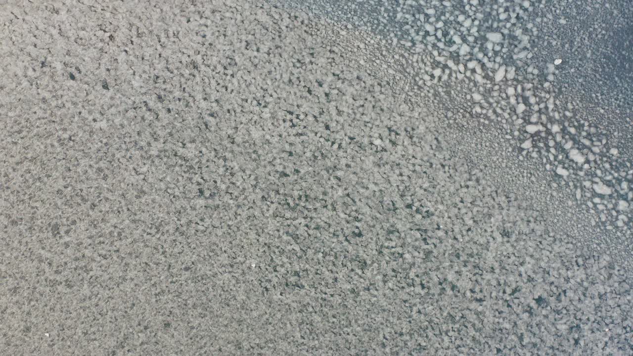 laguna glacial con hielo flotante en la parte superior. ojo de pájaro. hielo agrietado en movimiento