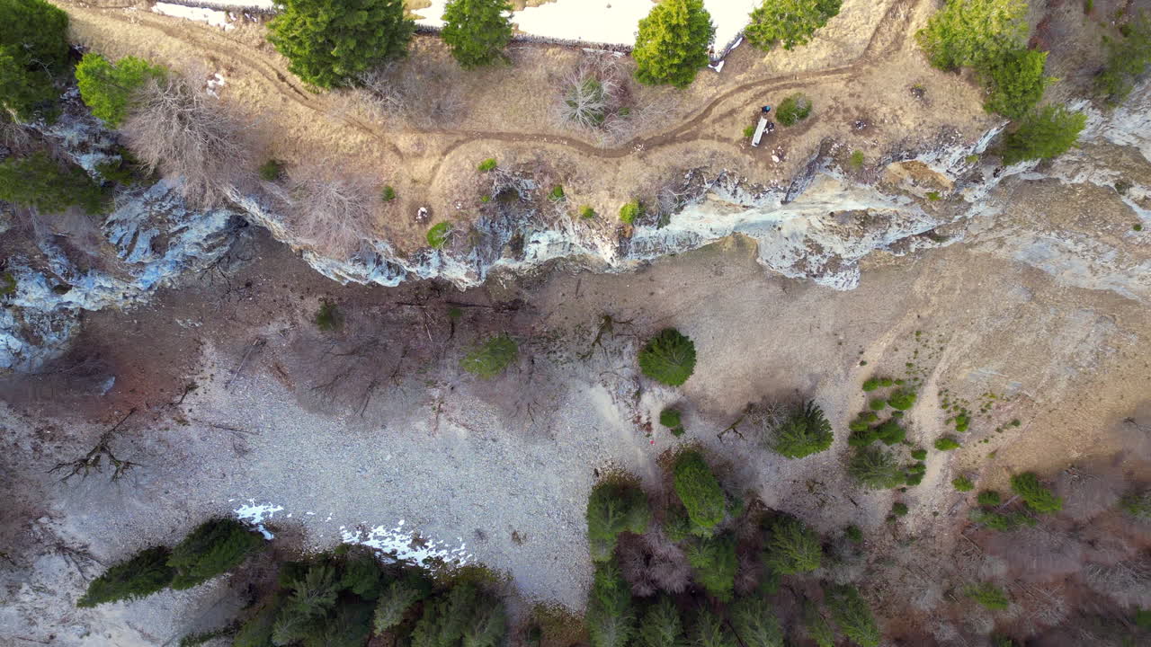 de arriba hacia abajo pasando por un alto acantilado de roca, wandfluh solothurn suiza
