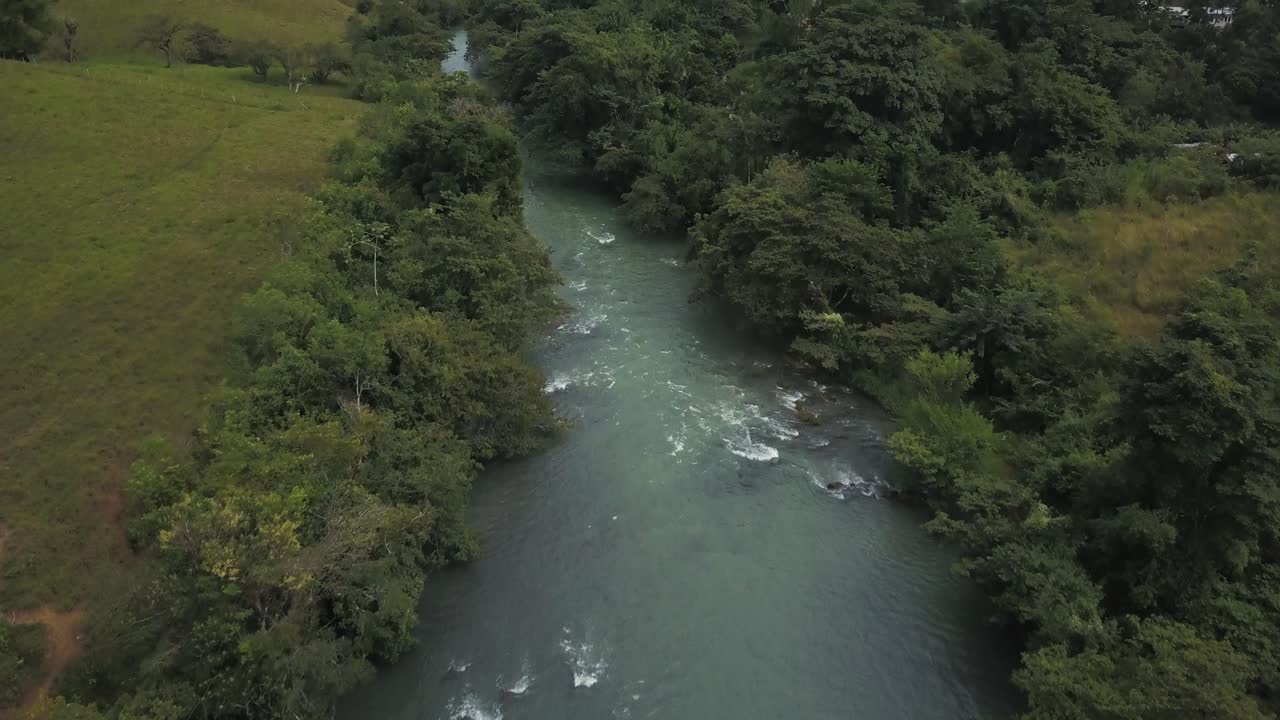 Volo aereo di drone sopra il bellissimo fiume Cahabon in Guatemala, America Centrale