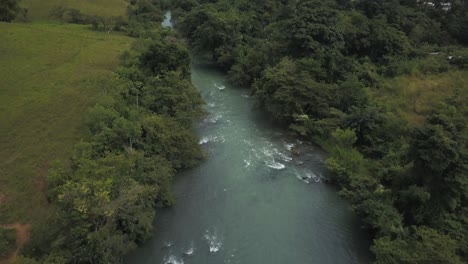 中美洲瓜地馬拉卡哈本河上空的無人機