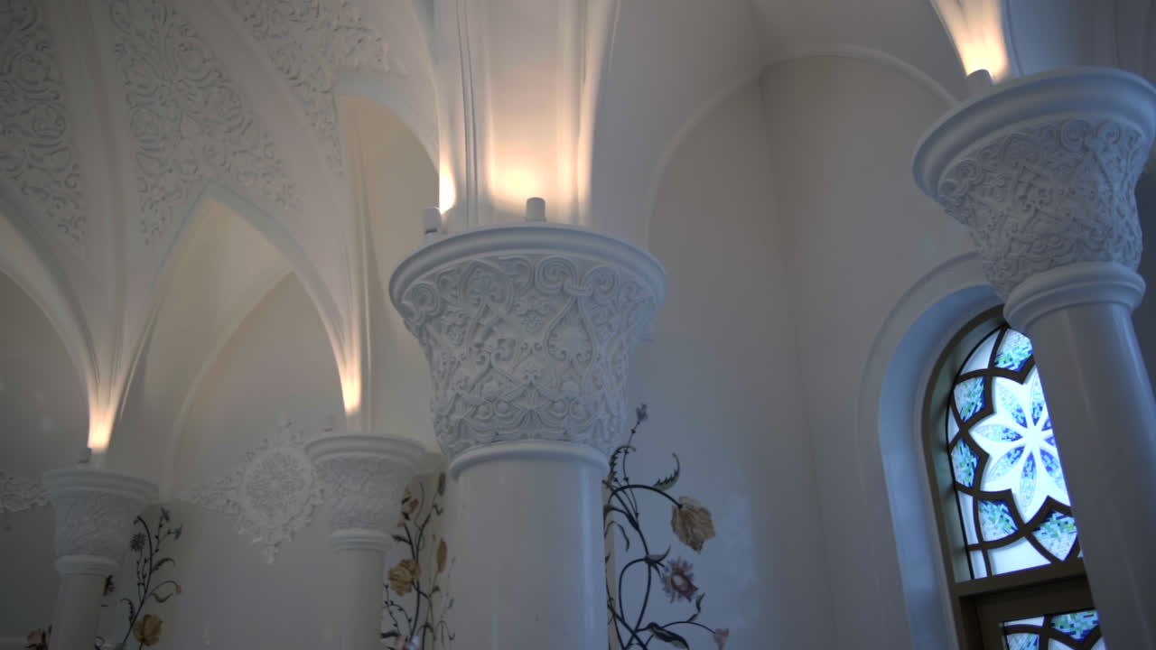 interior blanco adornado con vidriera